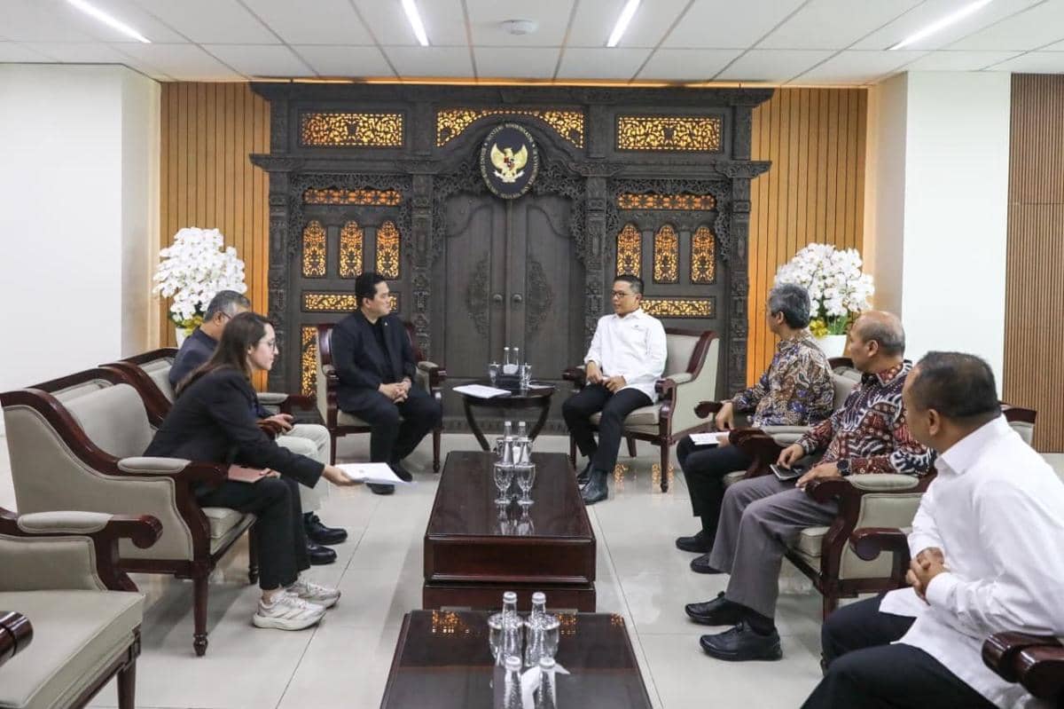 Menko PMK Sugiono dan Menpora Erick Thohir berbincang dalam audiensi tentang pembinaan serta kesejahteraan atlet di Jakarta.