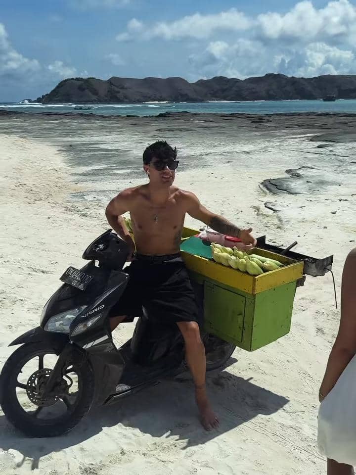 Aksi bernuansa lokal yang dilakukan seorang pembalap MotoGP saat berada di Lombok, Indonesia, dalam unggahan Instagram.