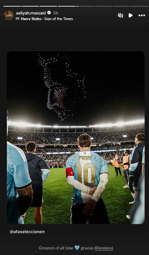 Seorang artis bereaksi saat menyaksikan pertandingan terakhir Lionel Messi bersama tim nasional Argentina.