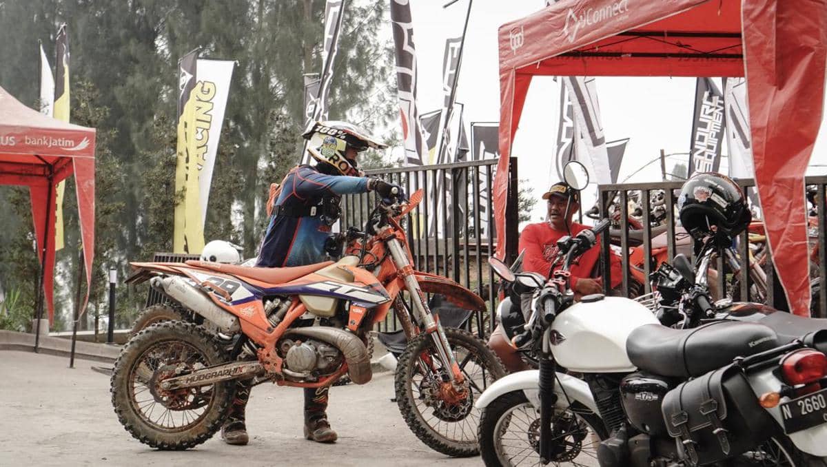 Peserta ajang adventure trail menerima tester pack IPONE dalam kegiatan pembagian 1.500 produk kepada para peserta.