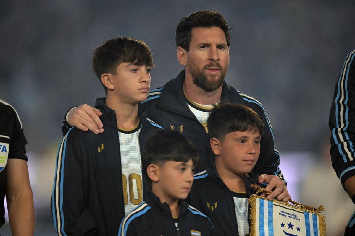 Momen Haru Messi Masuk Lapangan Bersama 3 Anaknya di Laga Perpisahan