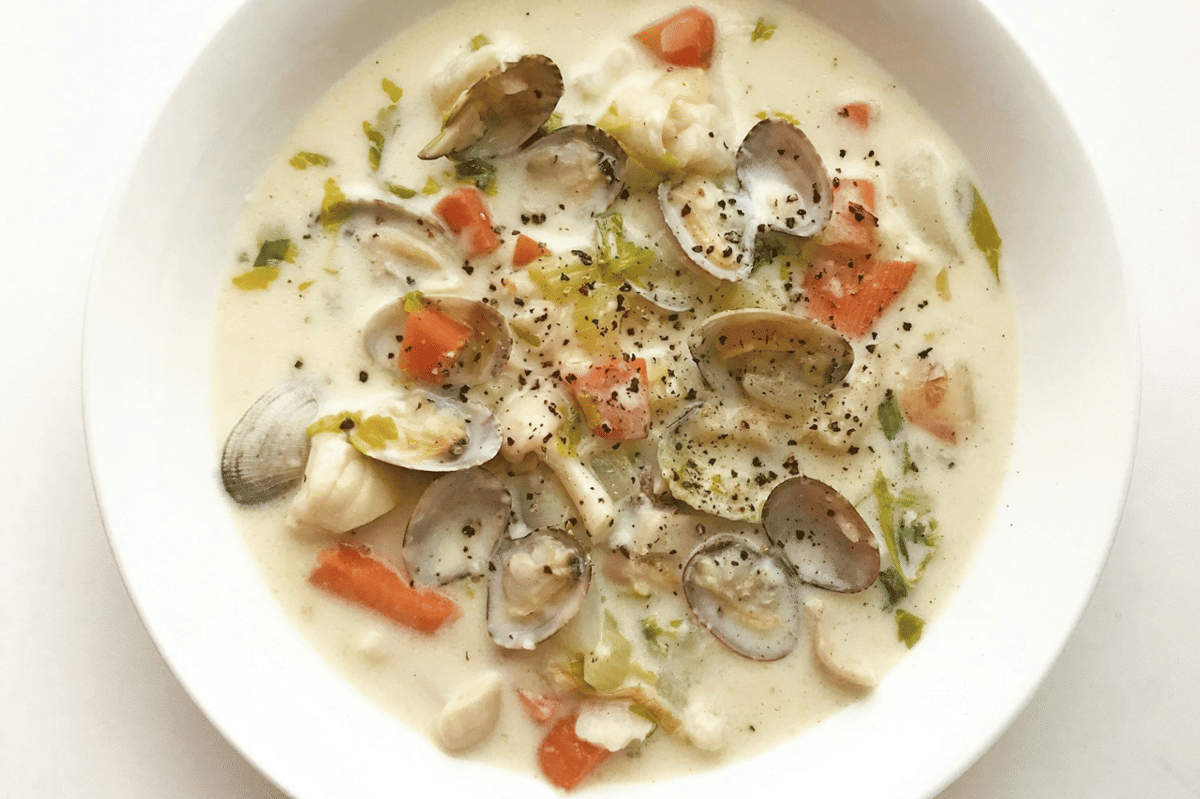 Ilustrasi semangkuk New England clam chowder, sup krim kental khas Amerika dengan kerang dan potongan kentang.