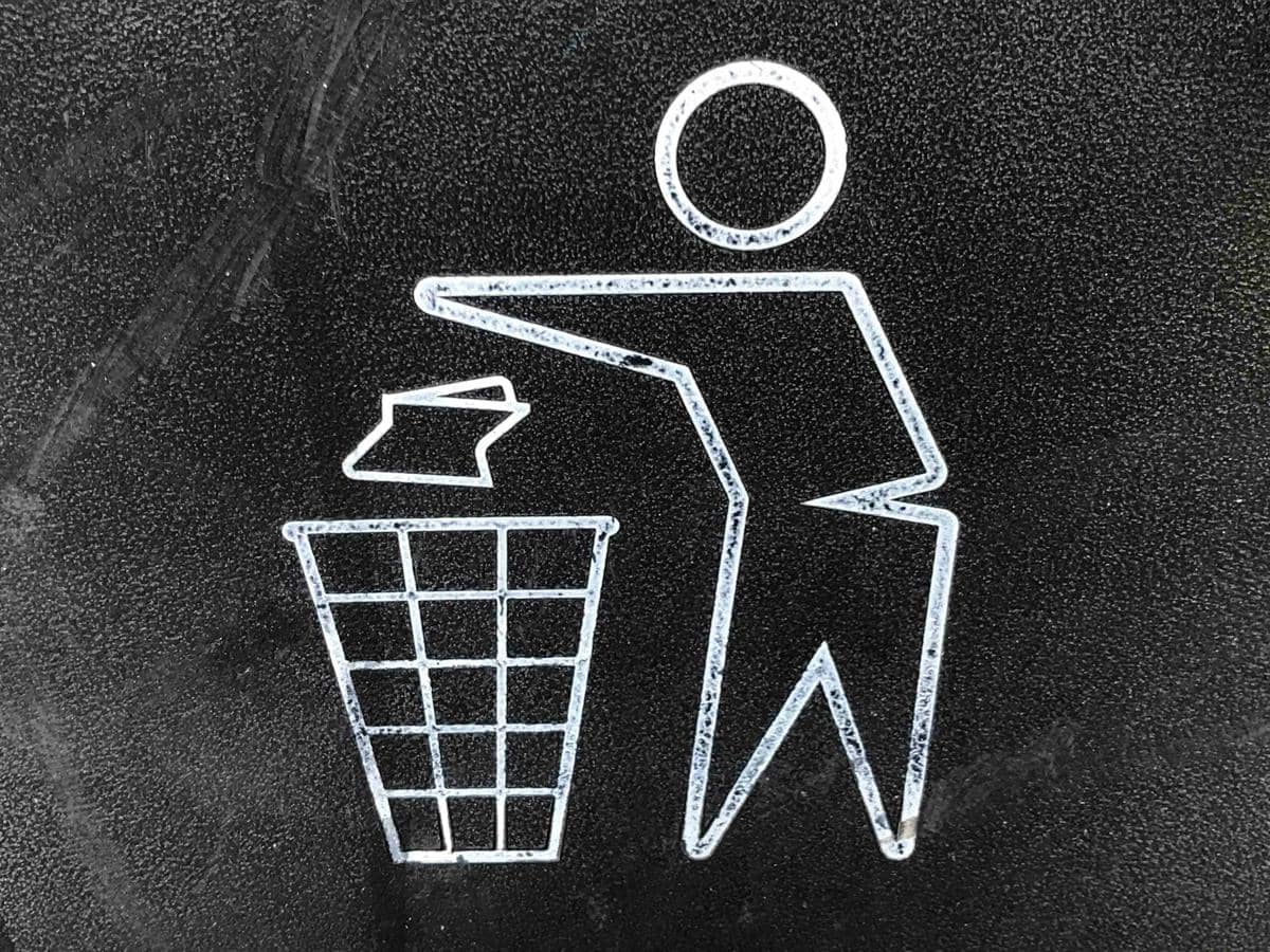 ilustrasi membuang sampah