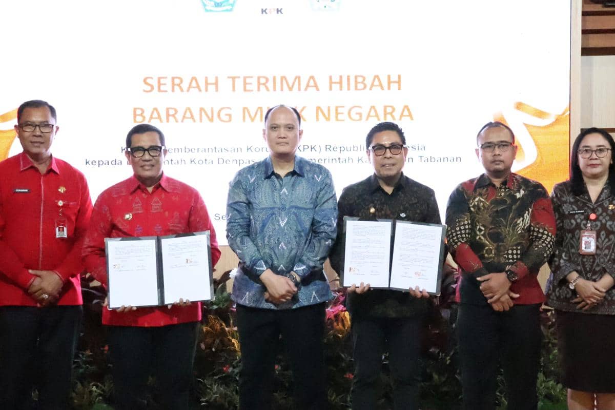 Bupati Tabanan I Komang Gede Sanjaya menerima hibah Barang Milik Negara di Gedung Pelayanan Publik Pemkot Denpasar.