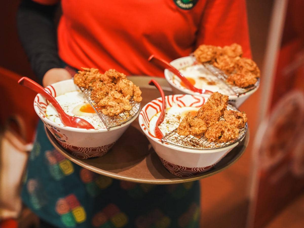 Beragam pilihan menu Jepang di Haraku Ramen Palembang yang disajikan sebagai santapan bagi para pelanggan restoran.
