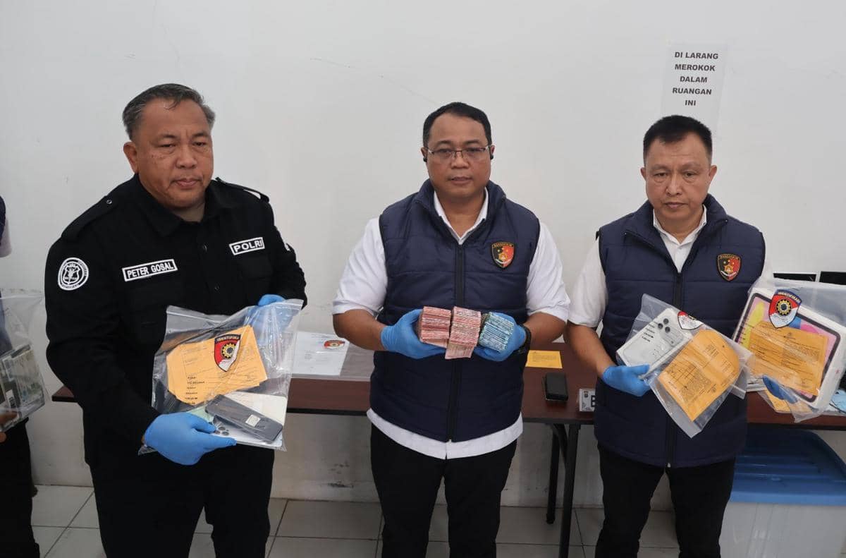 Konferensi pers Polda Sulut membahas penipuan daring berupa love scamming dan investasi bodong pada Rabu, 7 Oktober 2026.