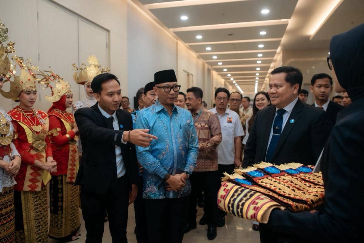 Ketua Forum Ekosistem Jaringan Jalan Tol, M. Alkautsar mendampingi Gubernur Lampung, Rahmat Mirzani Djausal