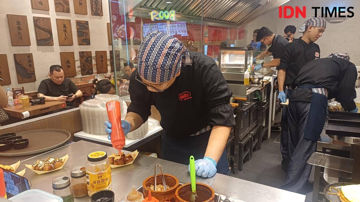 Potret open kitchen di Gindaco Yokocho, Central Park Mall, Jakarta Barat