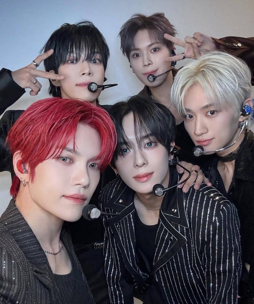 Potret VERIVERY dalam unggahan Instagram resmi mereka, menampilkan para anggota yang berpose bersama untuk kamera.