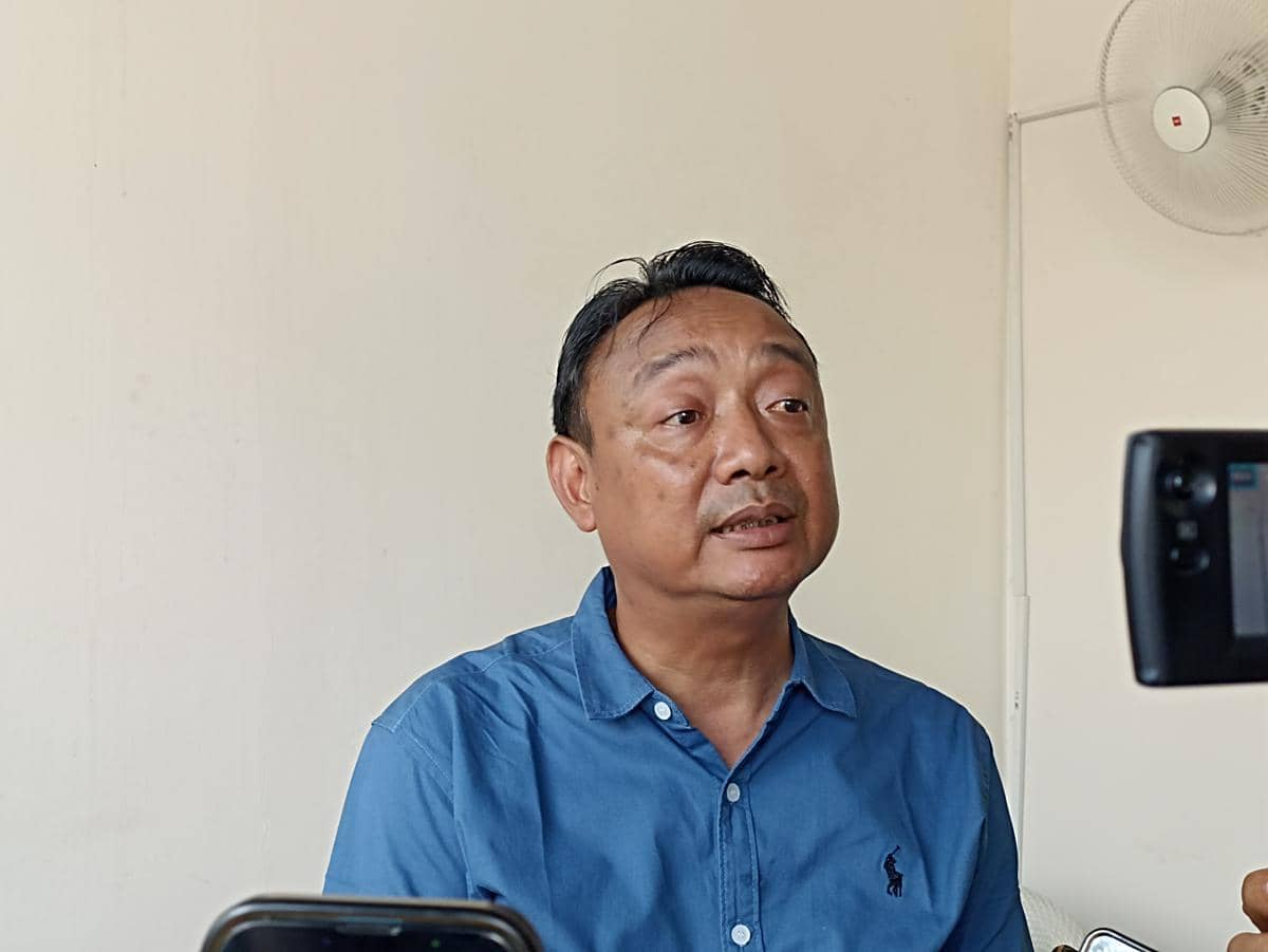 Dio Hermansyah, kuasa hukum pejabat Pemkot Semarang, diwawancarai oleh wartawan di dalam ruangan.