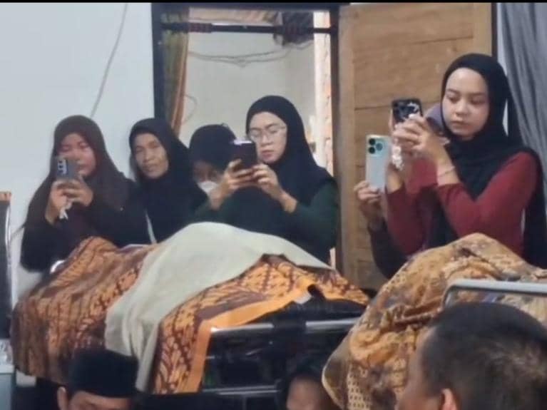 Tangkap layar prosesi pernikahan Agustin Putri Rahmadini dan Nasrul Safaat di Kampung Purwa Jaya, Kecamatan Banjar Margo, Kabupaten Tulang Bawang