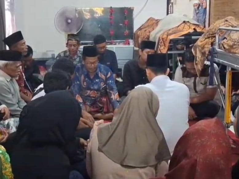 Tangkap layar prosesi pernikahan Agustin Putri Rahmadini dan Nasrul Safaat di Kampung Purwa Jaya, Kecamatan Banjar Margo, Kabupaten Tulang Bawang