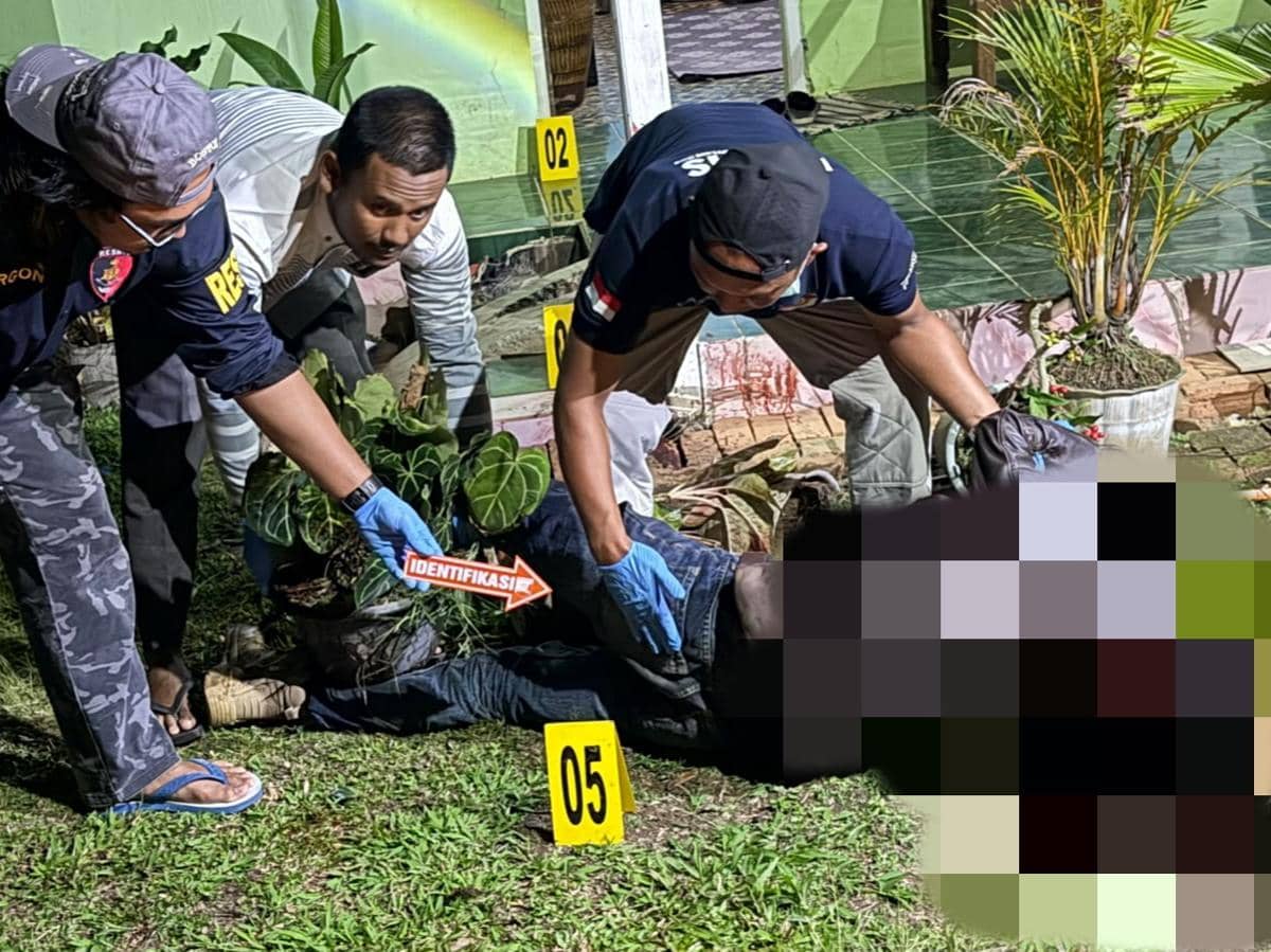 Polisi mengolah TKP pembunuhan pria di Pekon Sukaraja, Kecamatan Way Tenong, Kecamatan Sumber Jaya, Kabupaten Lampung Barat.