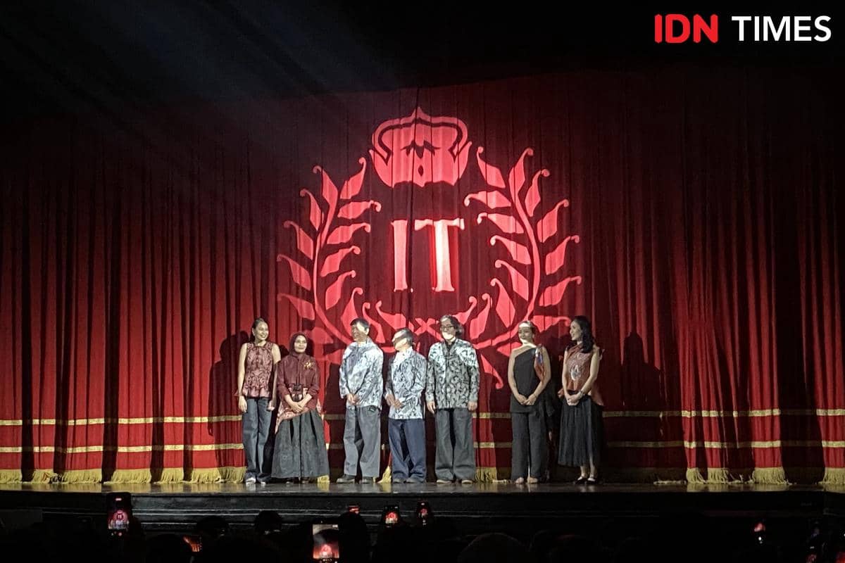 Melihat SMERTI, Koleksi IWAN TIRTA yang Membawa Memori ke Masa Kini