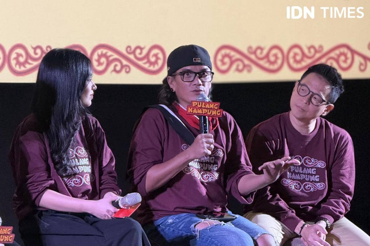 Tim produksi film musikal Pulang Kampung berpose bersama dalam sebuah acara pada Rabu, 7 Oktober 2026.
