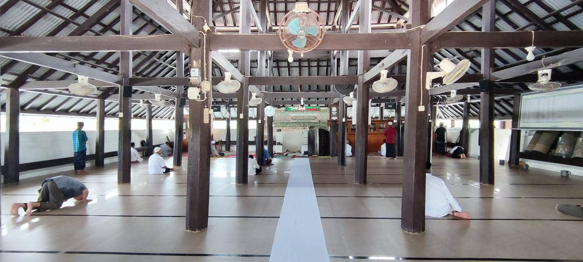 Pemandangan aula salat di dalam Masjid Tua Indrapuri.