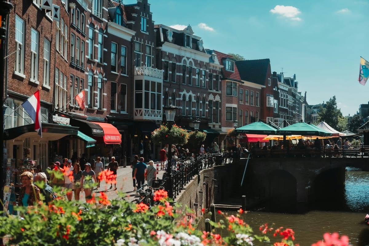 ilustrasi tepi kanal di Utrecht