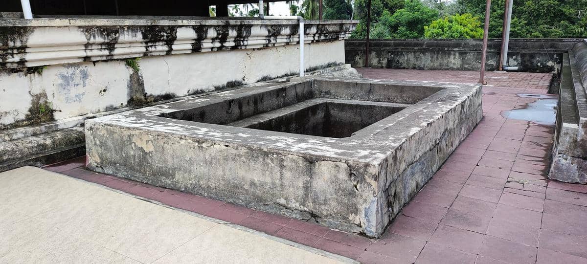 Pemandangan kolam wudu di dalam kompleks Masjid Tua Indrapuri.