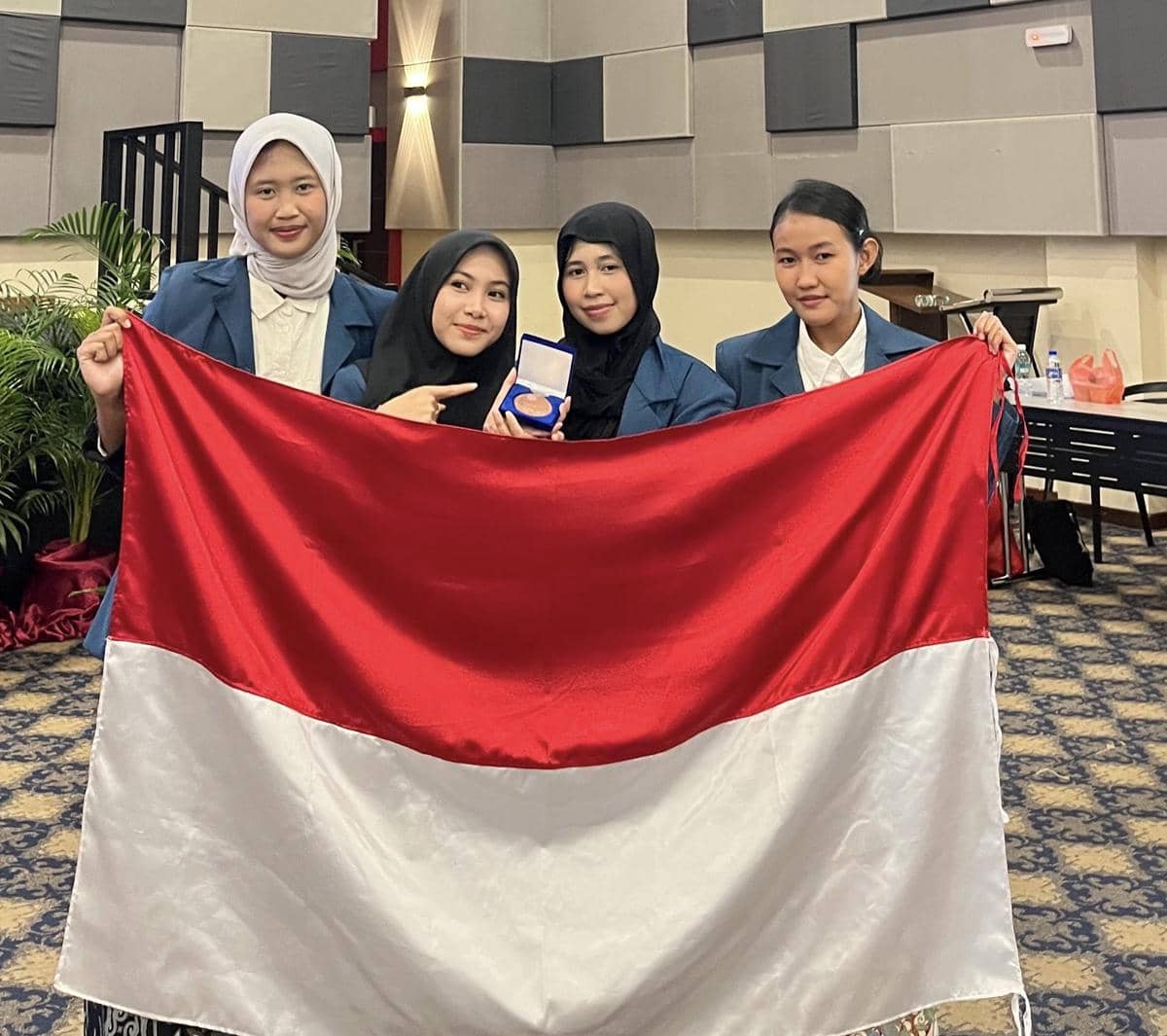 Paving Limbah Perikanan Antar Mahasiswa UNAIR Raih Juara di Malaysia