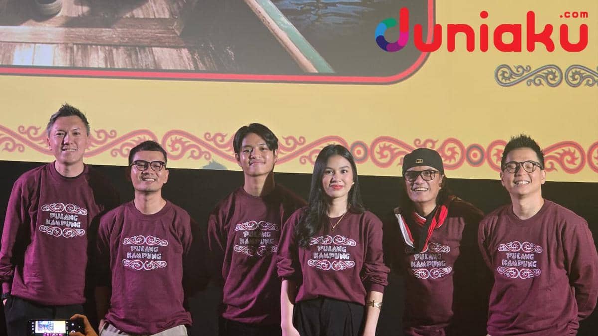 Para pihak yang terlibat dalam film musikal Batak Pulang Kampung saat konferensi pers peluncuran trailer resmi.