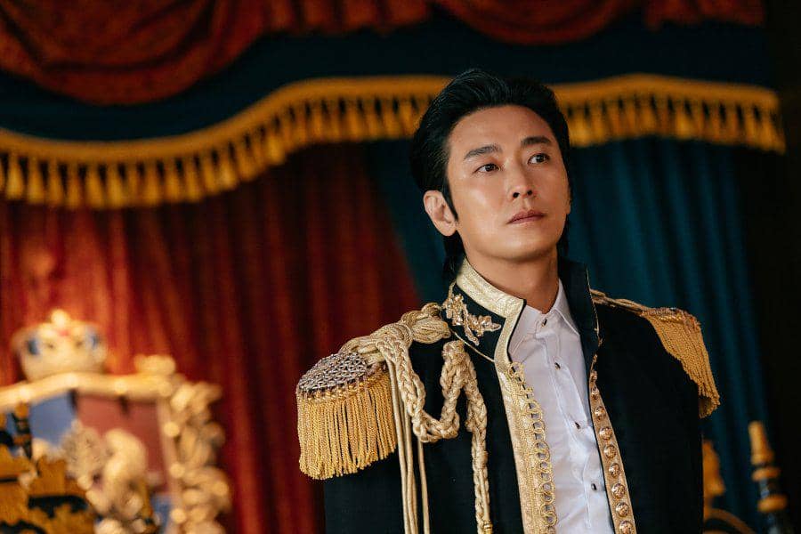 Still cut promosi serial The Remarried Empress dari Disney+ yang memperlihatkan adegan para karakter dalam bingkai.
