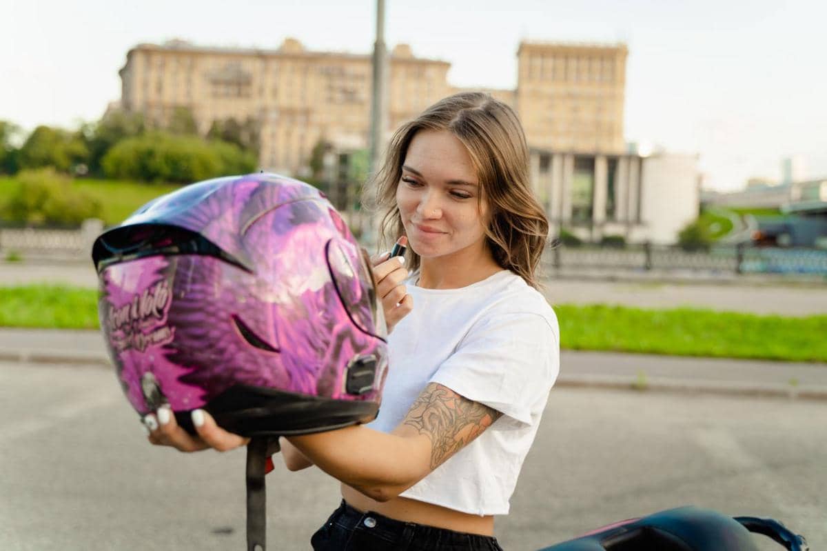 ilustrasi memakai helm motor