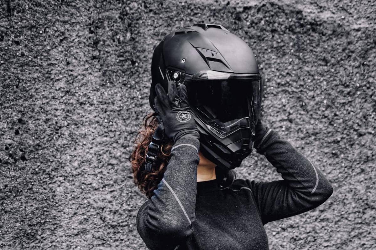 5 Risiko Pakai Helm dengan Rambut Basah, Waspadai Ketombe dan Gatal!