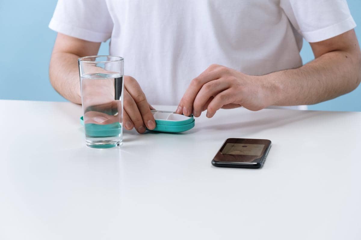 Aneka obat berupa kapsul dan tablet tersusun sebagai ilustrasi penggunaan obat-obatan dan kebutuhan perawatan kesehatan.