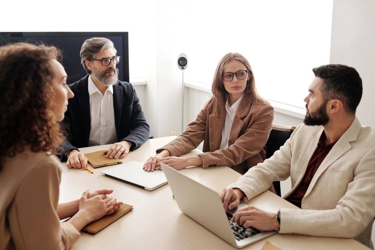 ilustrasi meeting kantor