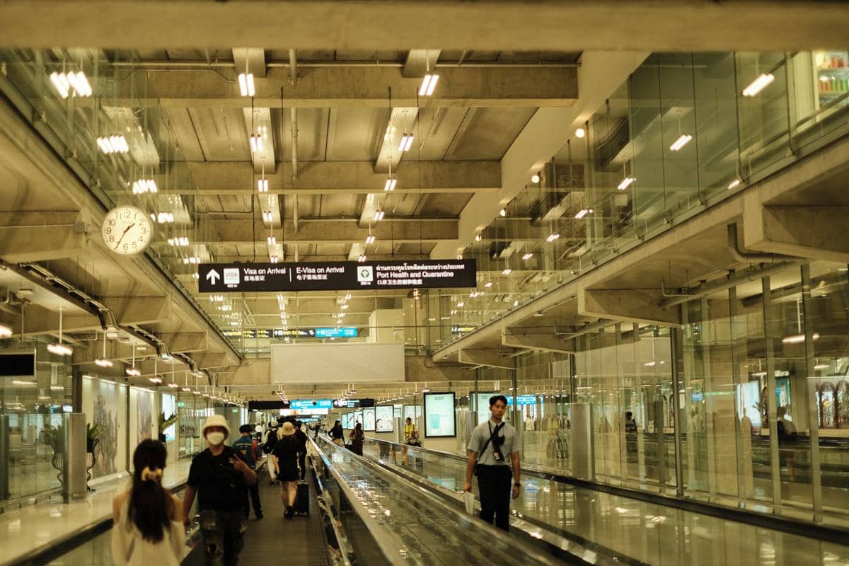 Pesawat Mendarat Tengah Malam? Cek 5 Hal ini sebelum Keluar Bandara!