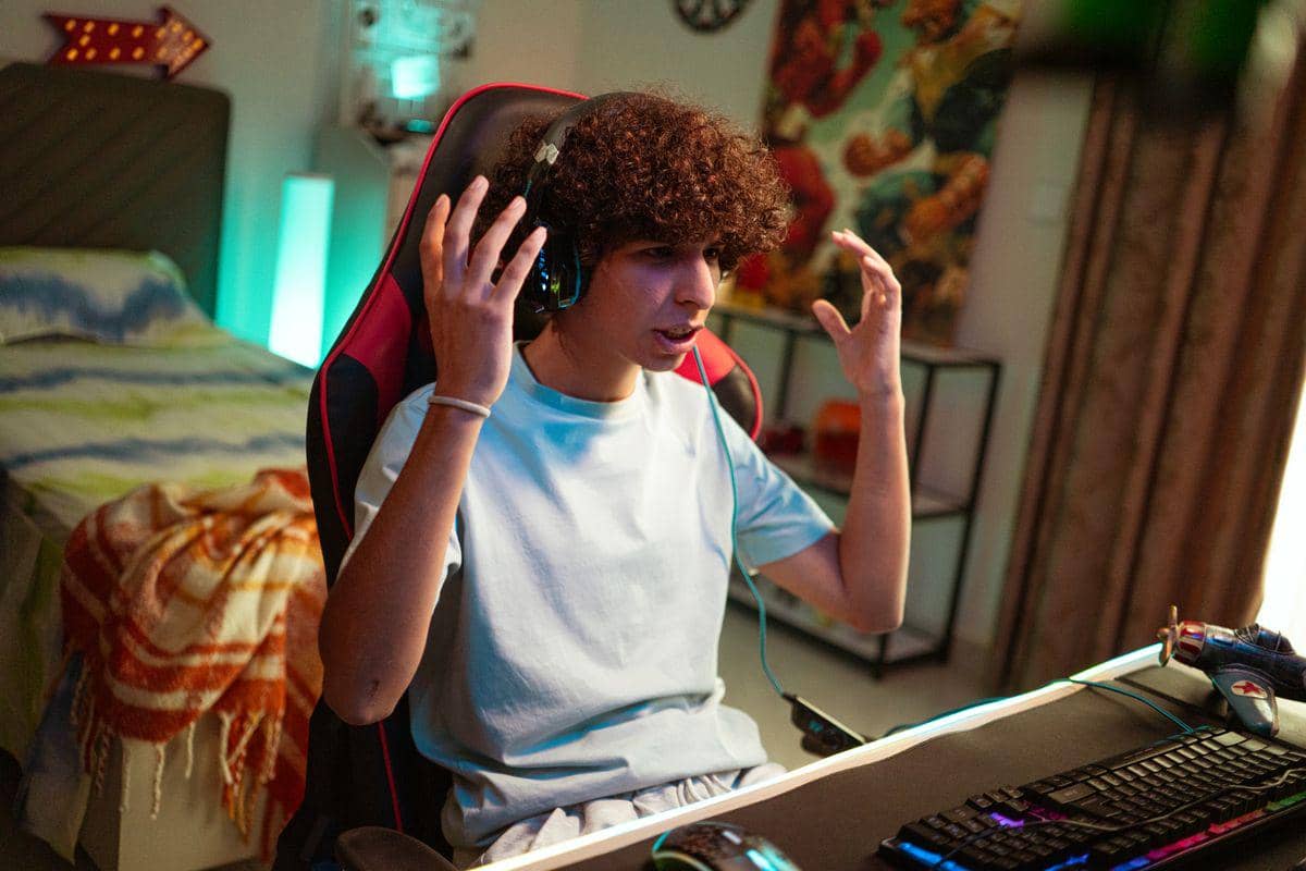 ilustrasi live streamer melakukan interaksi real-time dengan viewers