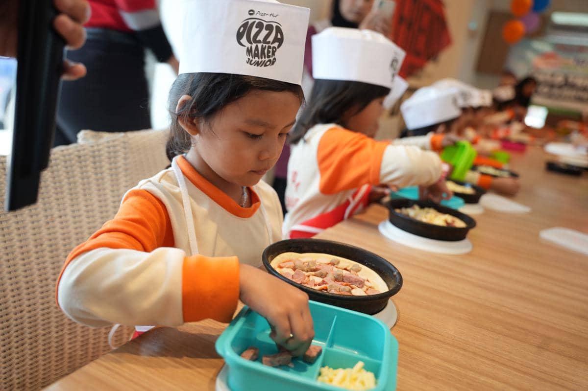 Photo 2 - Anak-anak peserta Pizza Maker Junior Farm Visit berkreasi membuat pizza Super Supreme dengan menggunakan berbagai bahan, termasuk paprika, setelah sebelumnya mengenal langsung proses budidayanya di Kelompok Pe.JPG
