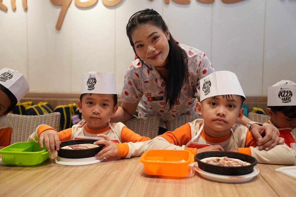 Photo 4 - Anak-anak peserta Pizza Maker Junior Farm Visit berkreasi membuat pizza sendiri dengan pendampingan tim Pizza Hut Indonesia. Kegiatan ini menjadi bagian dari puncak perayaan 10 tahun Pizza Maker Junior yang m.jpeg