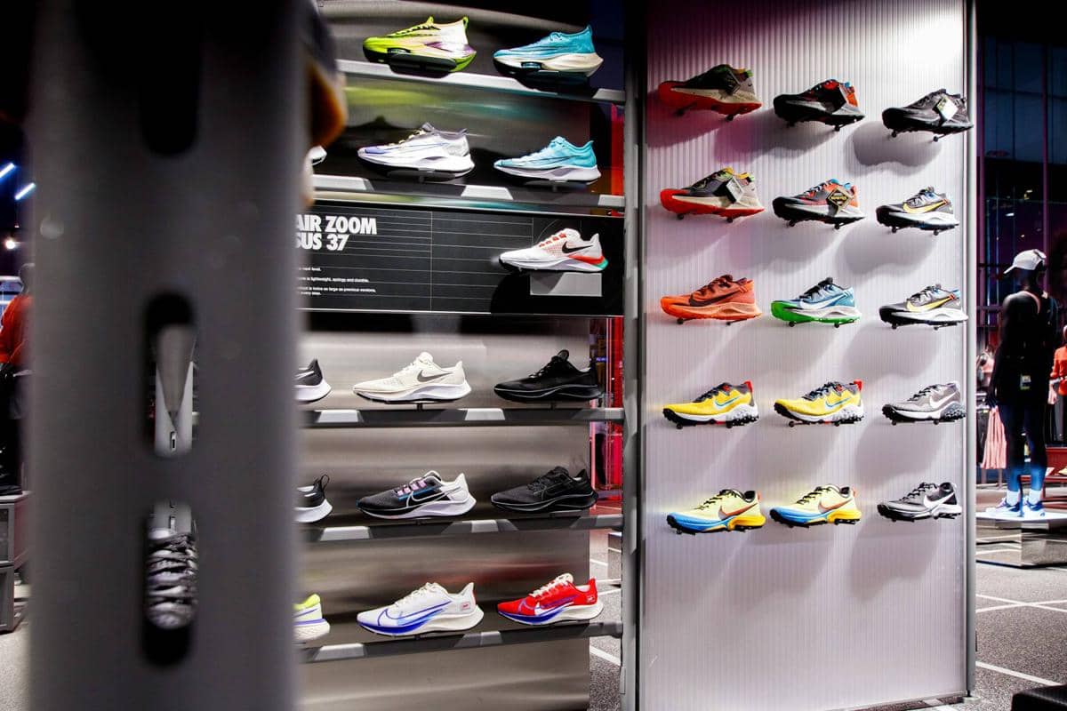 ilustrasi sepatu Nike, sneakers, sepatu olahraga, store, bisnis ritel