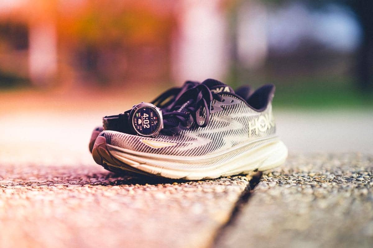 ilustrasi Hoka running shoes, sepatu lari, sepatu olahraga, sneakers
