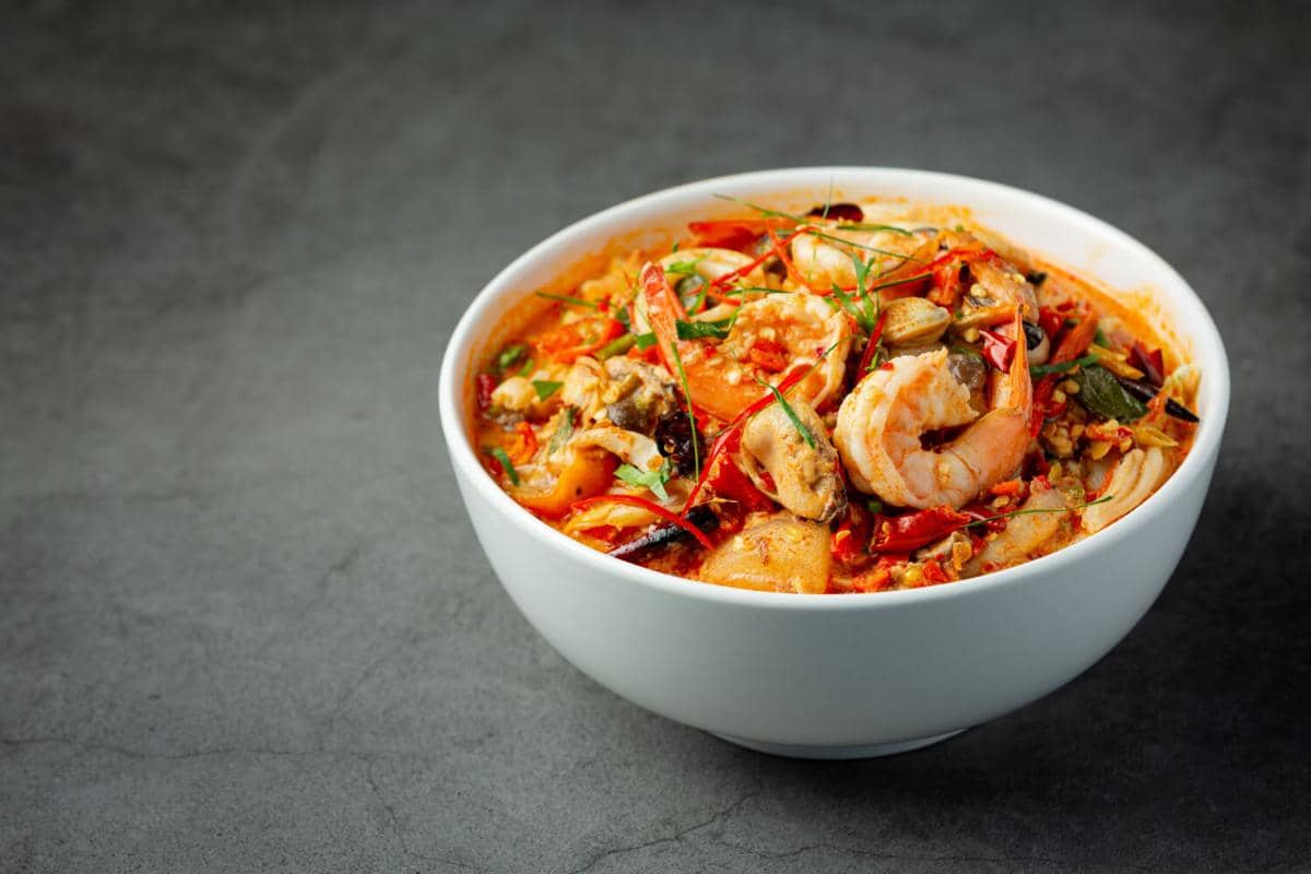 ilustrasi sup, sayur, kuah, udang, tom yum, spicy food