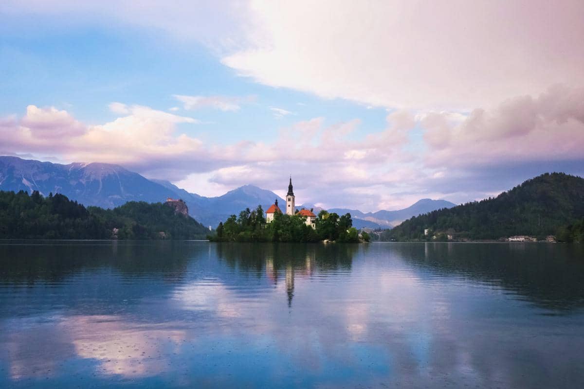 ilustrasi panorama di Danau Bled
