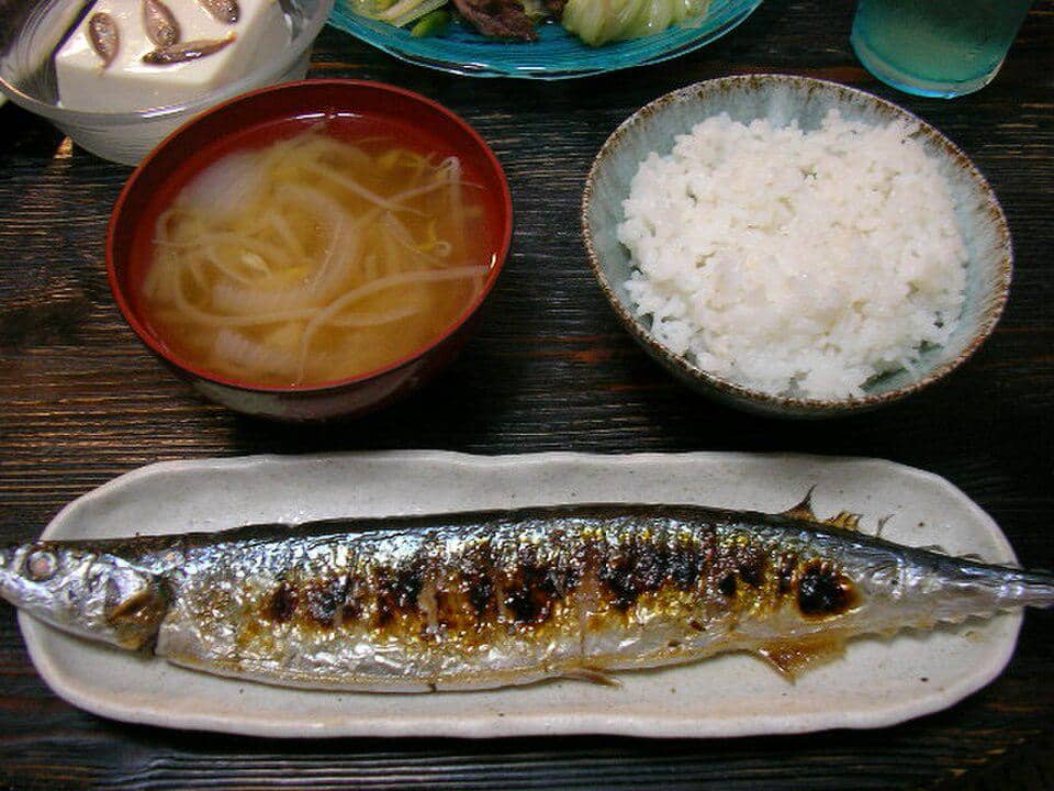 ilustrasi ikan sanma panggang