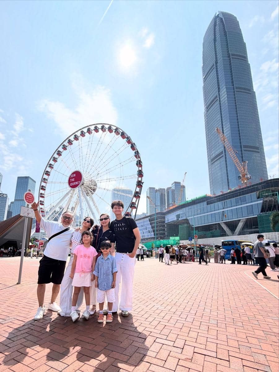 Keluarga Mona Ratuliu liburan di Hong Kong