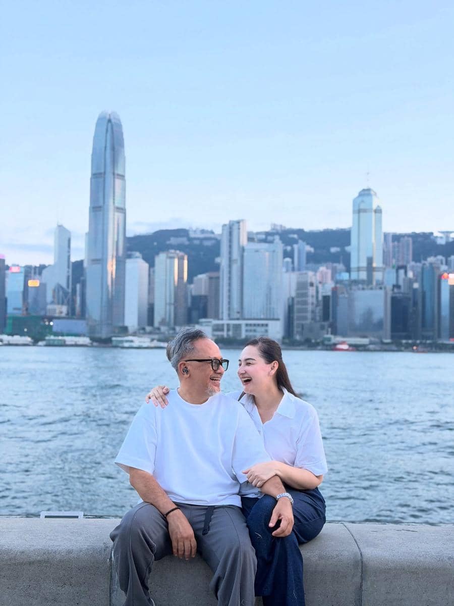 Keluarga Mona Ratuliu liburan di Hong Kong