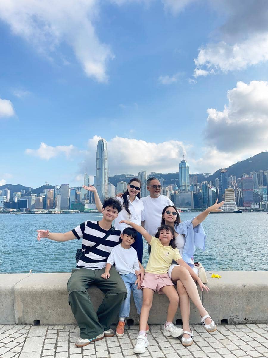 Keluarga Mona Ratuliu liburan di Hong Kong