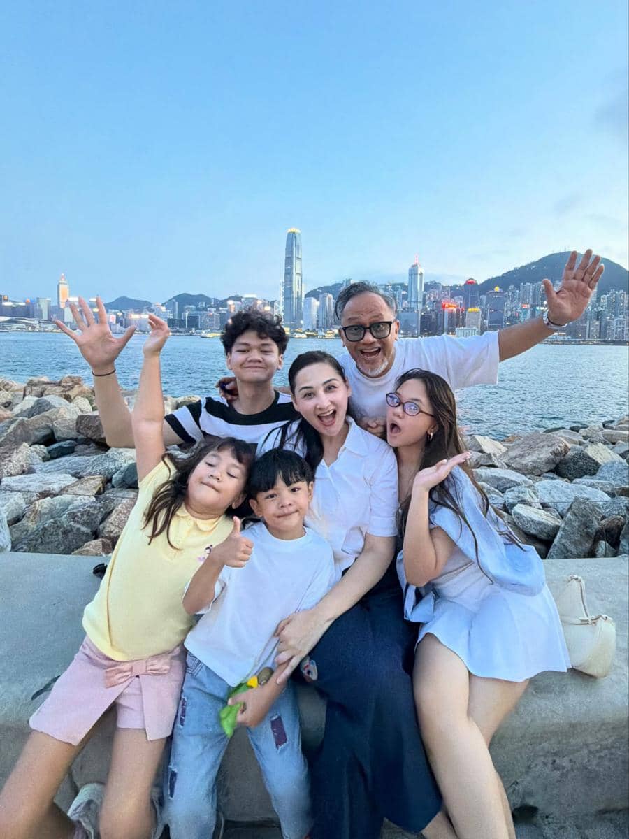 Keluarga Mona Ratuliu liburan di Hong Kong