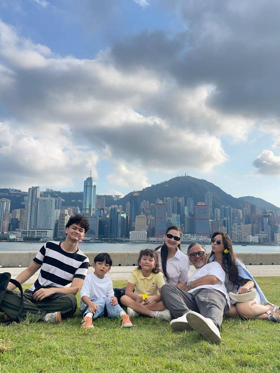 Keluarga Mona Ratuliu liburan di Hong Kong