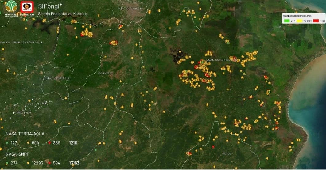 Asap tebal membumbung dari area kebakaran hutan dan lahan di Sumatera Selatan pada Rabu, 7 Oktober 2026.