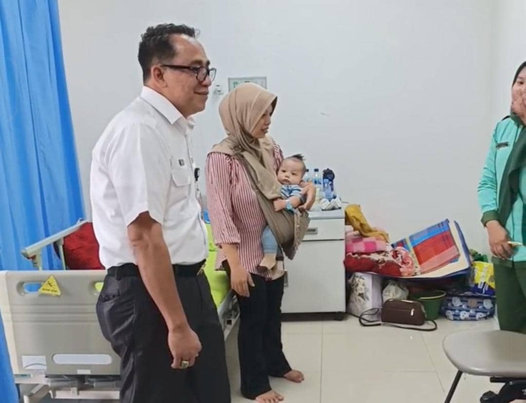 Plt Direktur RSUD Sekayu Ucu Arunsang meninjau kondisi seorang pasien yang terbaring di ruang perawatan rumah sakit.