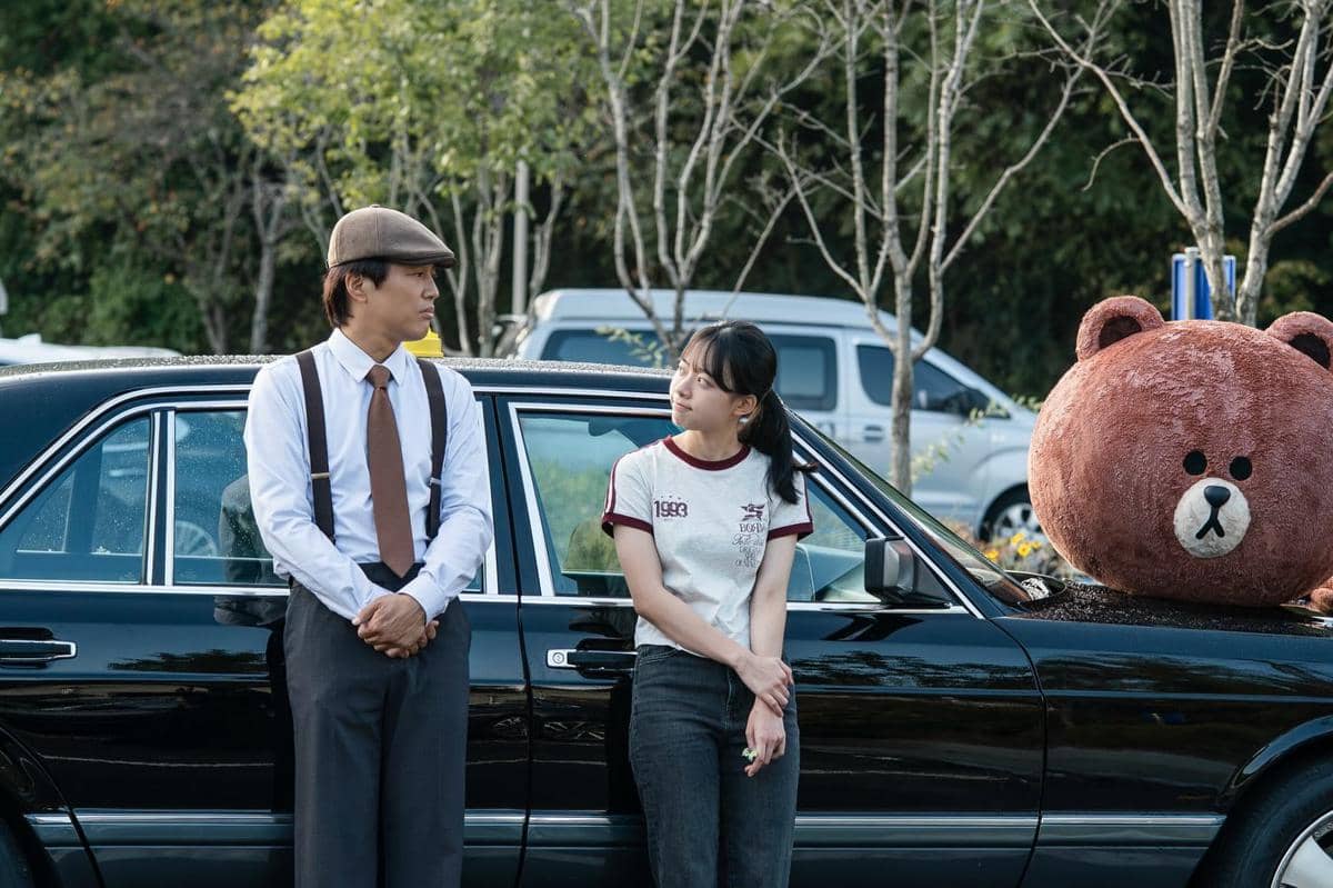 Still cut drama Korea Your Personal Taxi dari Netflix, menampilkan adegan para pemeran dalam serial tersebut.