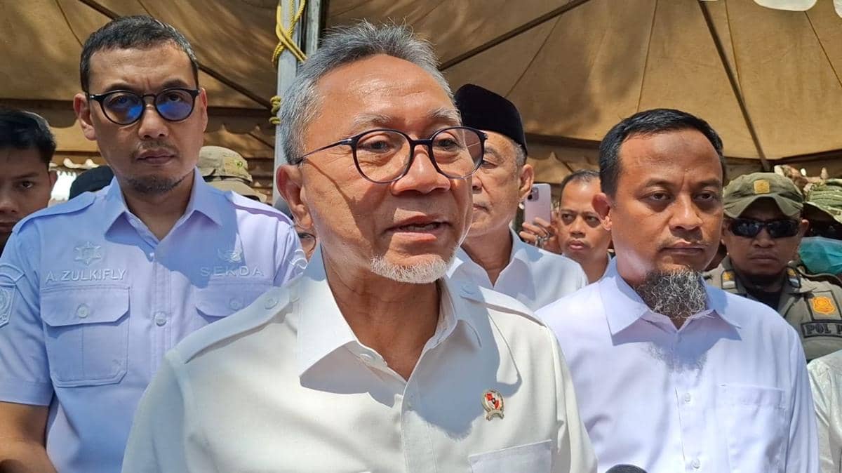 Menteri Koordinator Bidang Pangan Zulkifli Hasan (Zulhas) saat menyalurkan bantuan pangan beras secara simbolis kepada warga Kecamatan Birin