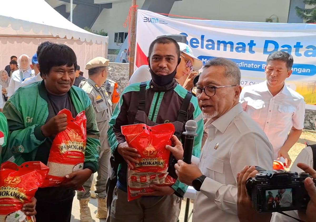 Di Makassar, Zulhas Pastikan Bantuan Beras 30 Kg hingga Desember
