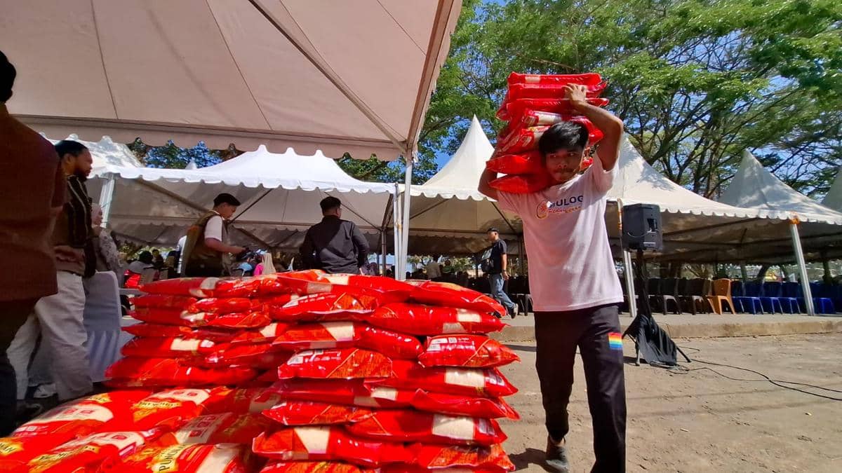 Penyaluran bantuan pangan beras secara simbolis kepada warga Kecamatan Biringkanaya, Kota Makassar, Sulawesi Selatan, di kawasan GOR Sudiang