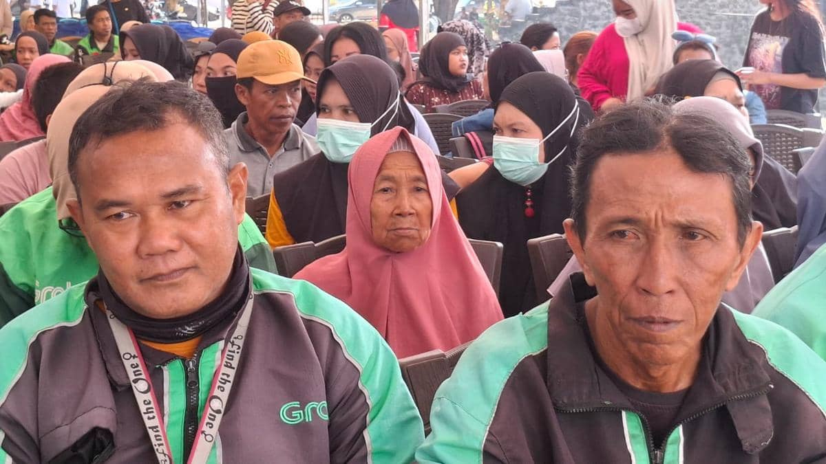 Penyaluran bantuan pangan beras secara simbolis kepada warga Kecamatan Biringkanaya, Kota Makassar, Sulawesi Selatan, di kawasan GOR Sudiang